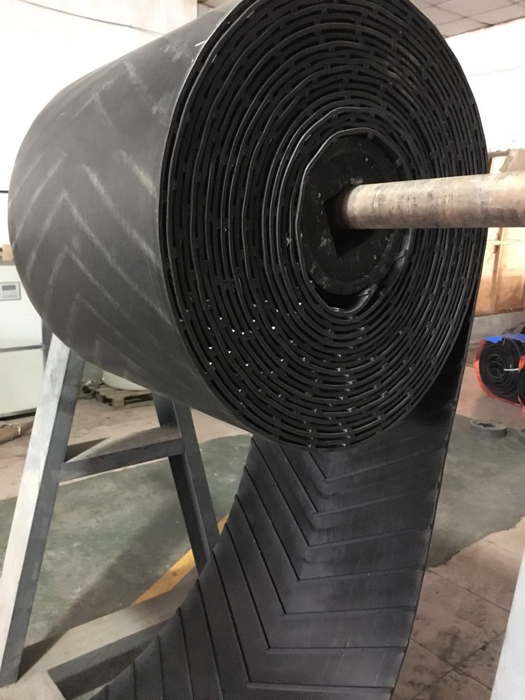 冬季寒冷低温环境下，花纹输送带出现的问题及保养方式
